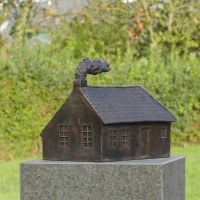 Ode aan een verdwenen huisje / 2024 / Stitswerd / bronze sculpture on a stone plinth