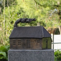 Ode aan een verdwenen huisje / 2024 / Stitswerd / bronze sculpture on a stone plinth